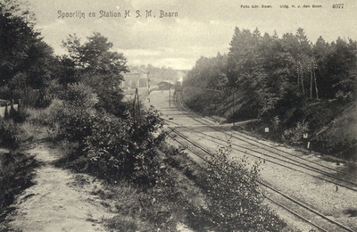 7516 Gezicht op de spoorlijn te Baarn uit het westen.